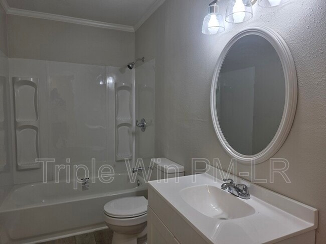 Building Photo - 202 Rosemary Ln