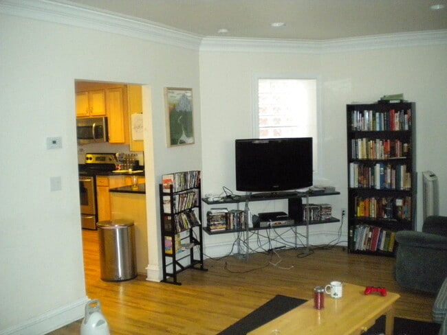 Building Photo - 4 Bedroom House in the Southside Flats!  Central Air. Washer and Dryer on Main Floor. Private Patio.