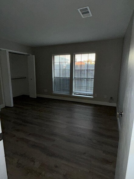 Building Photo - 211 Shrum Ct