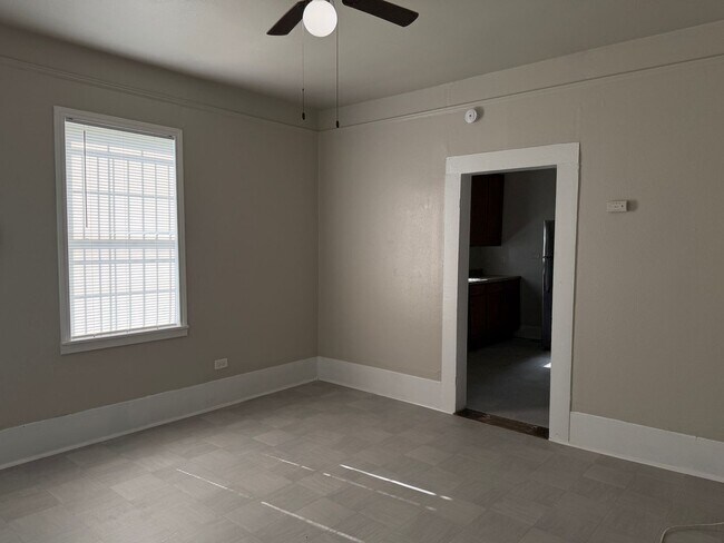 Building Photo - Single Story 2-Bedroom Home Ready for Move In!