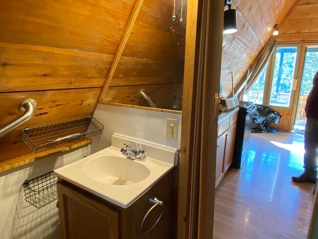 Building Photo - View the Applegate River!!