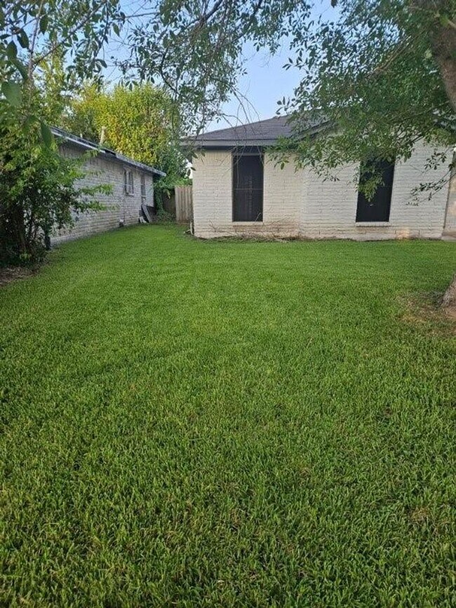 Building Photo - A spacious and move-in ready 3-bedroom, 1.5-bathroom home in Houston is now available. Fresh pain...