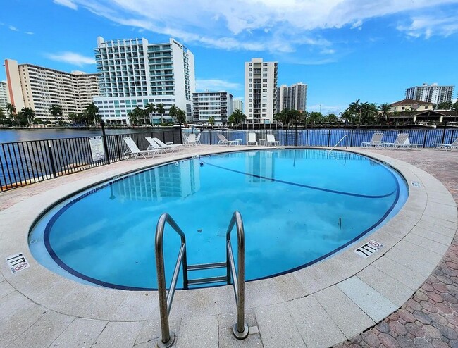 Building Photo - Charming 1-Bedroom Apartment Near Intracoa...