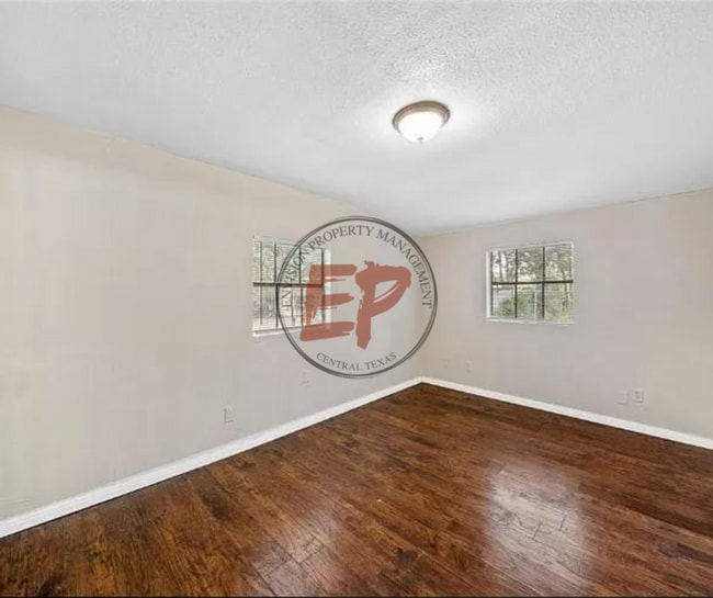 Building Photo - 213 N Oak Dr