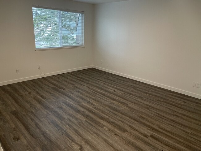 Building Photo - 4292 Meadowbrook Ct NE