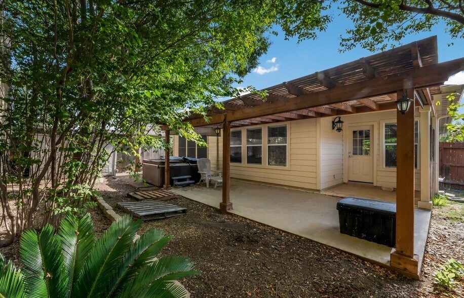 Building Photo - 5248 Columbia Dr