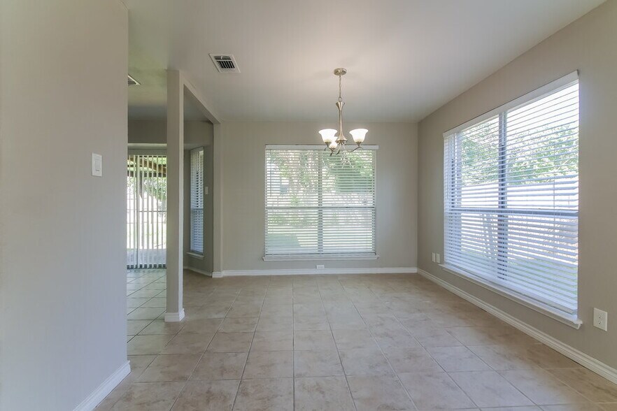 Building Photo - 4978 Briar Oaks Ln