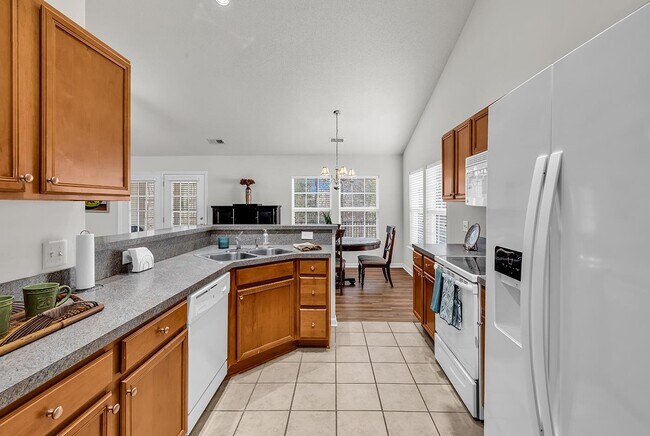 Building Photo - 765 Riverward Dr
