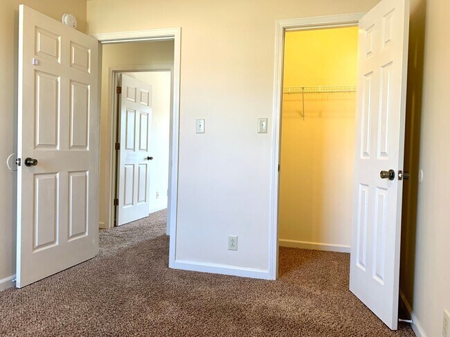 Building Photo - 811 Flyer Ct