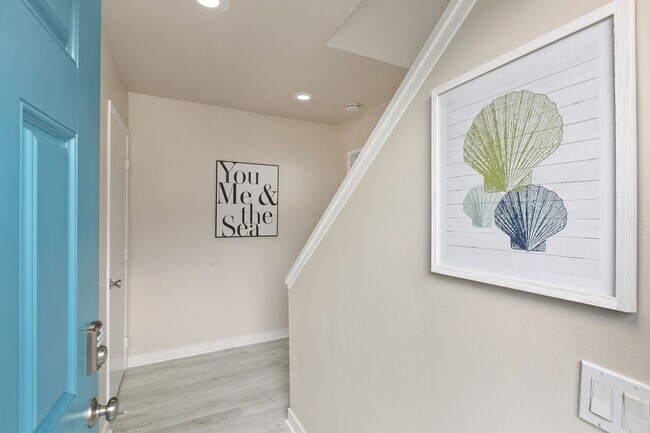 Building Photo - Spacious 3 BD/3 BA Furnished Home Near Mission Beach 9-Month Lease