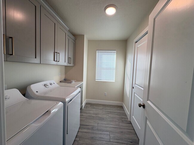 Building Photo - NEW Build!! Ironhawk Townhome #22!