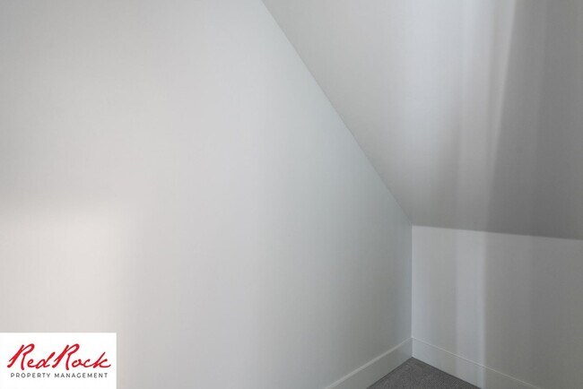 Building Photo - Spacious 4 Bedroom Home Near Hiking Trails