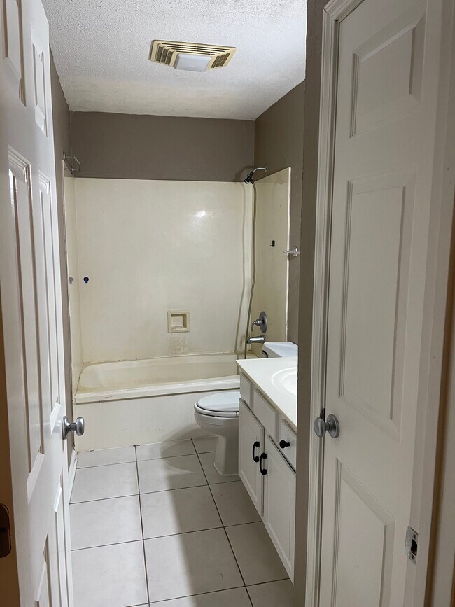 Building Photo - 1635 Newport Pl