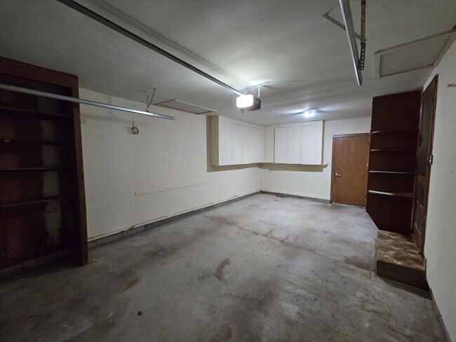 Building Photo - 3-4 bedroom ranch with attached garage, fe...