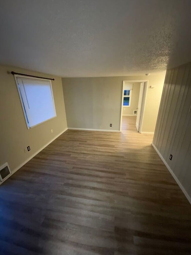 Building Photo - AVAILABLE NOW!! South Tacoma 1bdr DUPLEX w...