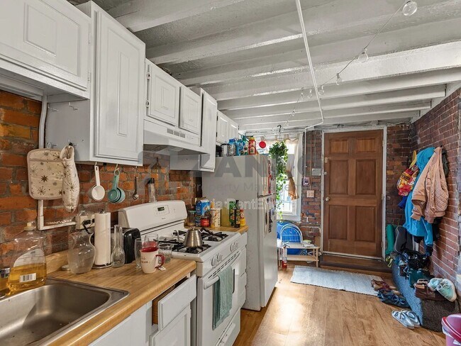 Building Photo - 35 Bowen St