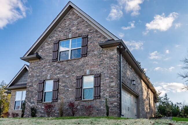Building Photo - For Lease - 3 Beds, 2 Baths, 2300sqft home...