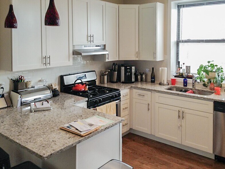 Building Photo - 1819 W Leland Ave