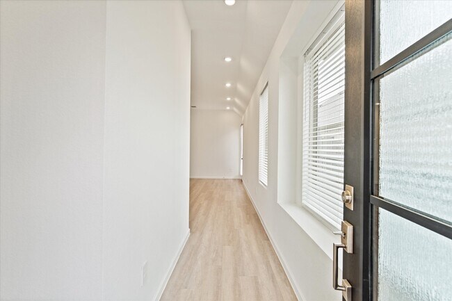 Building Photo - 15520 Maple