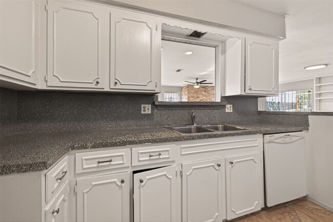 Building Photo - 10607 Bainbridge St