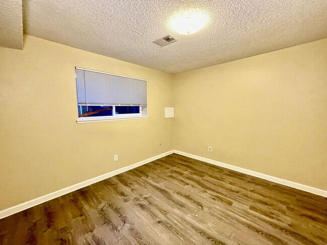 Building Photo - 5731 W 92nd Ave