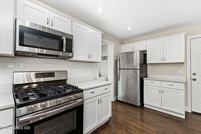 Building Photo - 10 Artic St