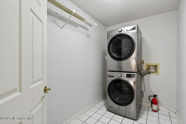 Building Photo - 4851 Jaybird Cir N