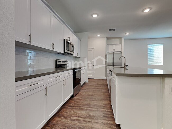 Building Photo - 3333 Blodwen St