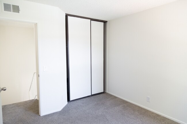 Building Photo - 215 Blackfoot Ln