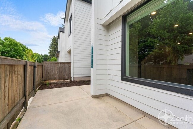 Building Photo - 16314 NE 20th St