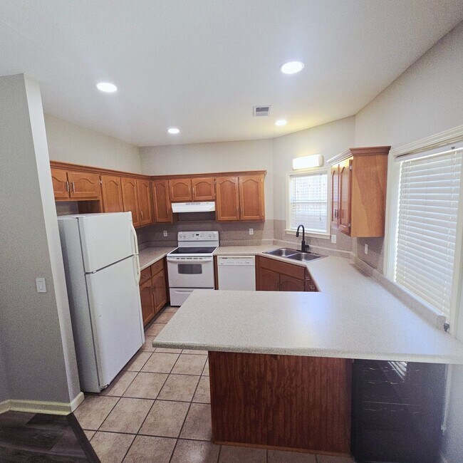 Building Photo - Spacious 3 BR / 2.5 BA in Birmingham!