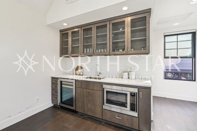 Building Photo - Luxury Living in the Heart of Lake Oswego: Stylish 3-Story Townhouse