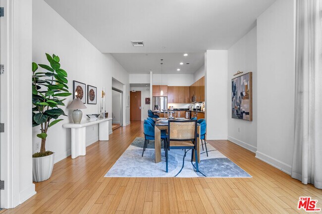 Building Photo - 3223 W 6th St