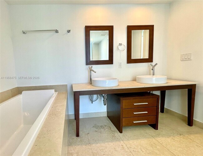 Building Photo - 495 Brickell Ave