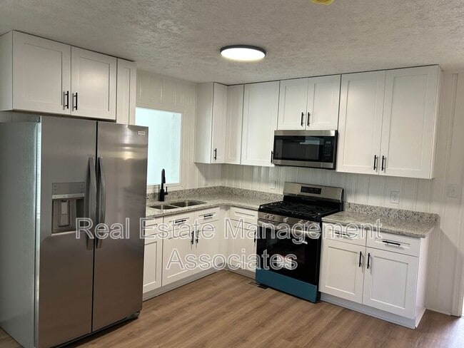 Building Photo - 216 Hillandale Dr