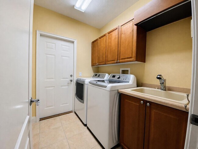 Building Photo - Now Available for Rent – 4/3 with flex room