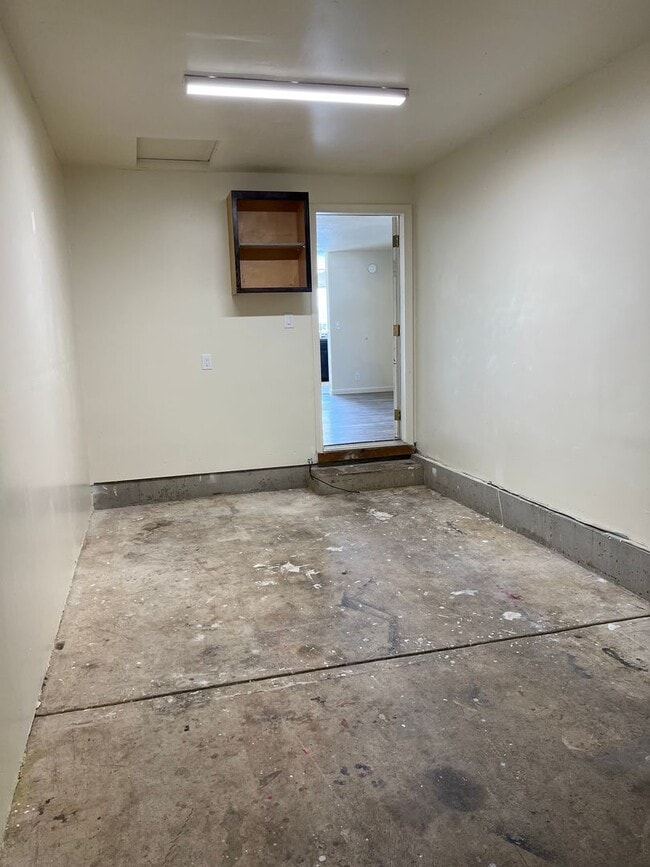 Building Photo - Updated 3 bedroom 1.5 bath duplex!