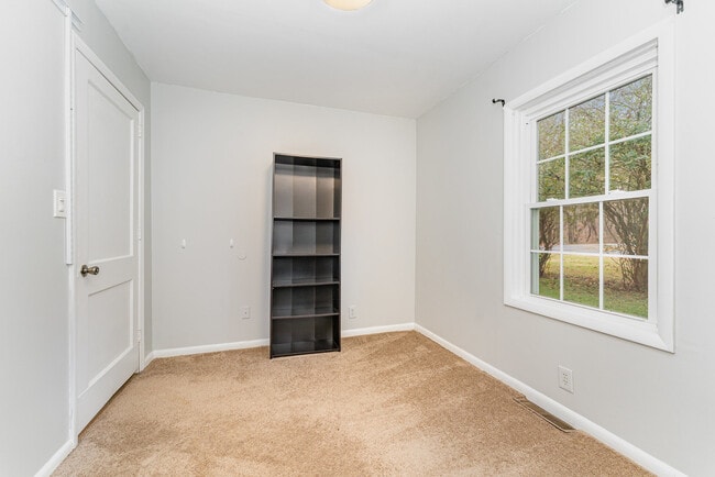 Building Photo - 7831 Summerfield Rd