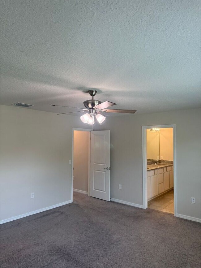 Building Photo - Beautiful/Like New Home in Winter Haven