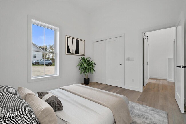 Building Photo - 308 Oak St