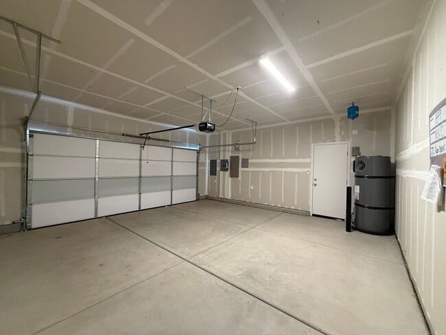Building Photo - 3 bedroom, 2 bathroom home located in the vibrant community of Madera, CA