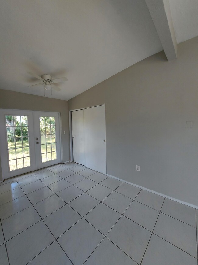 Building Photo - 35 Roanoke Dr