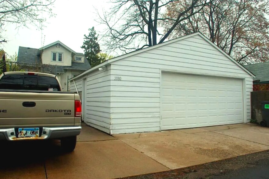 Building Photo - 2080 Roblyn Ave