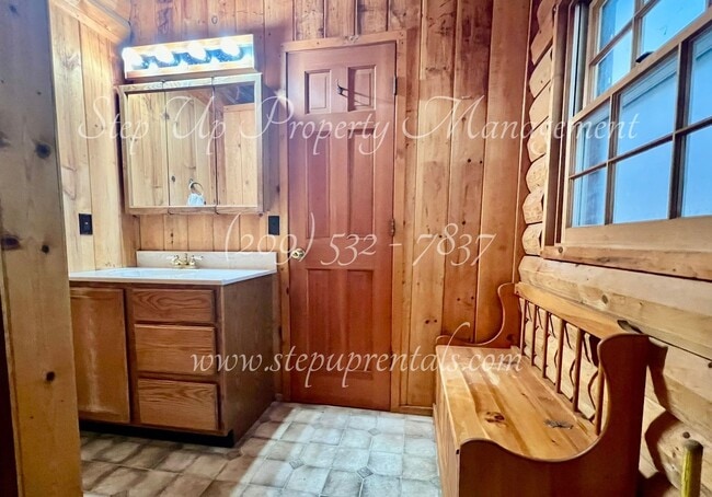 Building Photo - Rustic Retreat: Charming 1-Bedroom Log Cab...
