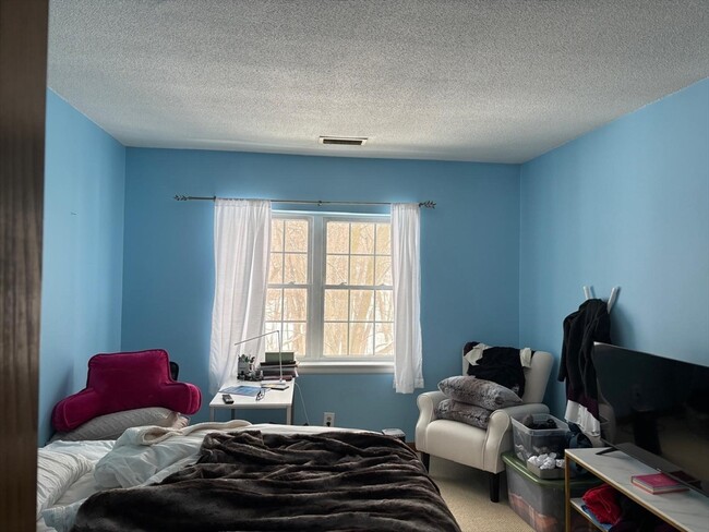 Building Photo - 125 Lake Shore Rd