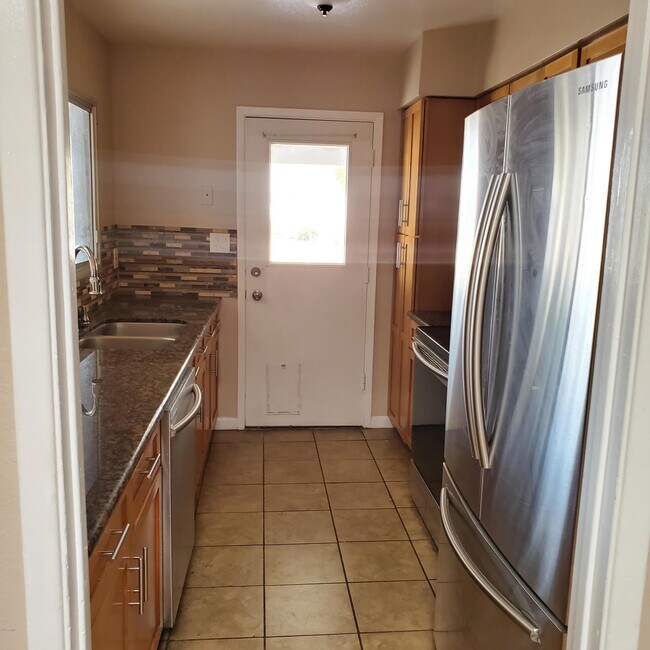 Building Photo - 1719 E Gaylon Dr
