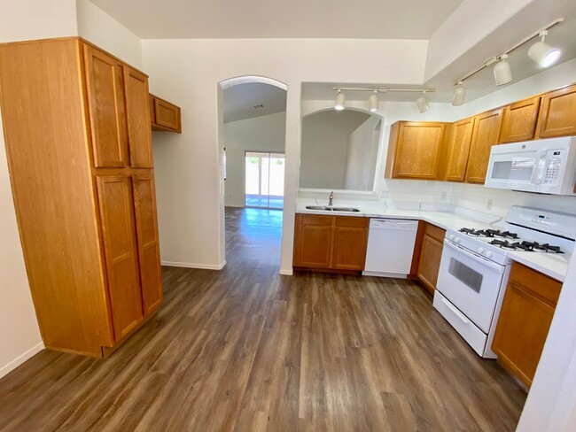 Building Photo - MOVE IN SPECIAL 3 Bed 2 Bath Corner Lot