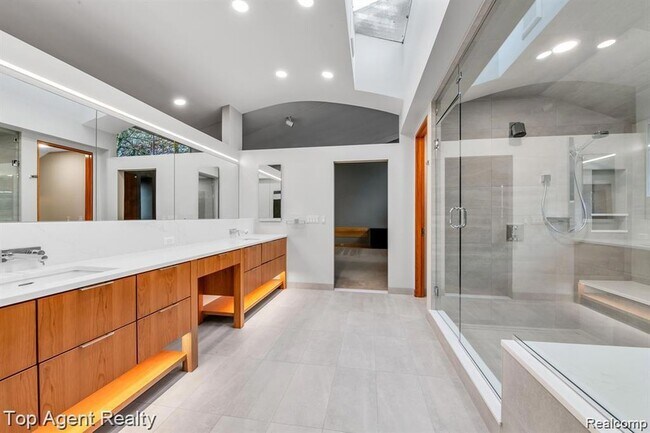 Building Photo - 5760 Snowshoe Cir
