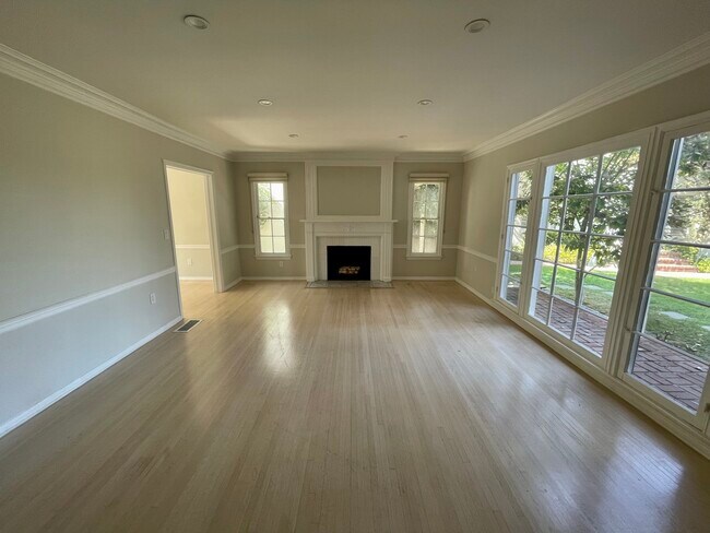 Building Photo - 437 Shirley Pl