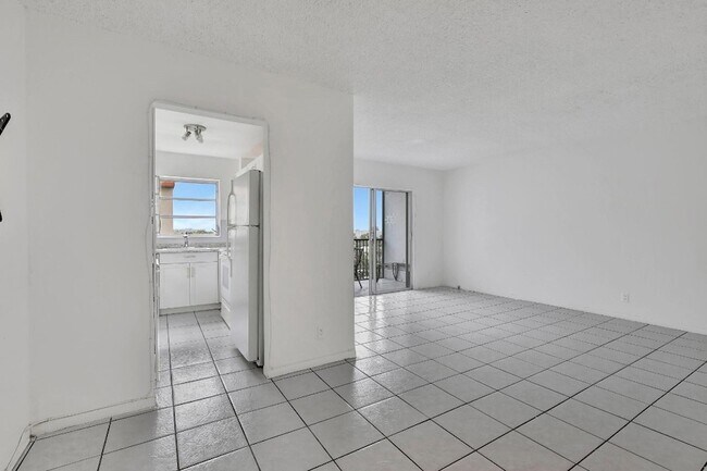 Building Photo - 2350 NE 14th Street Causeway